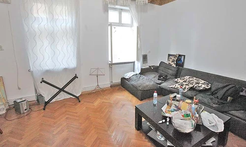 Pe geamul  din această  cameră  a ieșit  violoncelistul jpeg