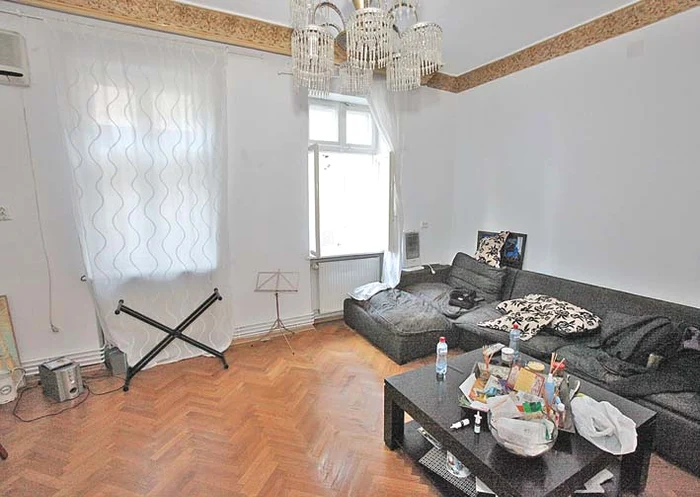 Pe geamul din această cameră a ieșit violoncelistul