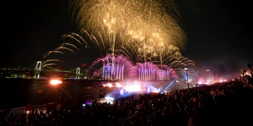 Focuri de artificii luminează cerul din Tokyo cu ocazia spectacolului de lumină Star Island 2019 Japonia. FOTO Guliver-Gettyimages