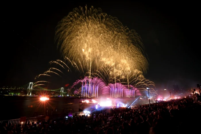 Focuri de artificii luminează cerul din Tokyo cu ocazia spectacolului de lumină Star Island 2019 Japonia. FOTO Guliver-Gettyimages
