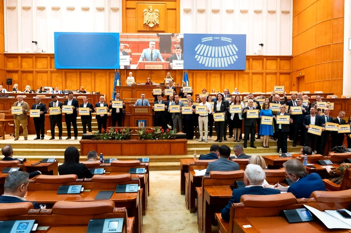 AUR, în frunte cu George Simion, protest în Parlament, pentru Călin Georgescu.