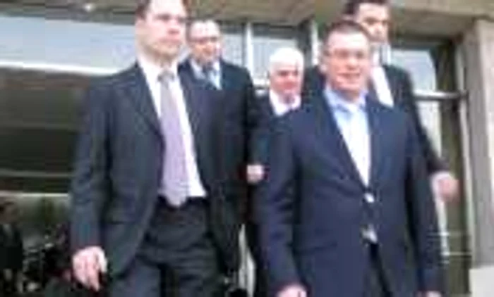 Premierul Ungureanu s-a întânit cu şefii din administraţia locală