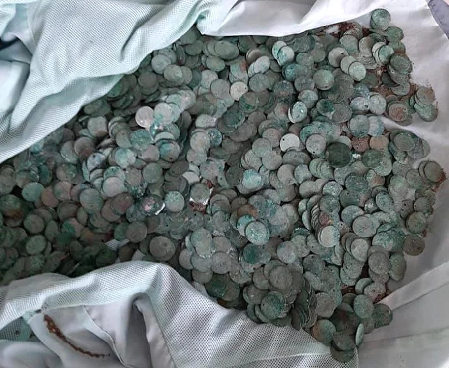 
    Șapte cîăutători de comori din județul Buzău au găsit un adevărat tezaur: 2.517 monede din Evul MediuFOTO: INQUAM  
