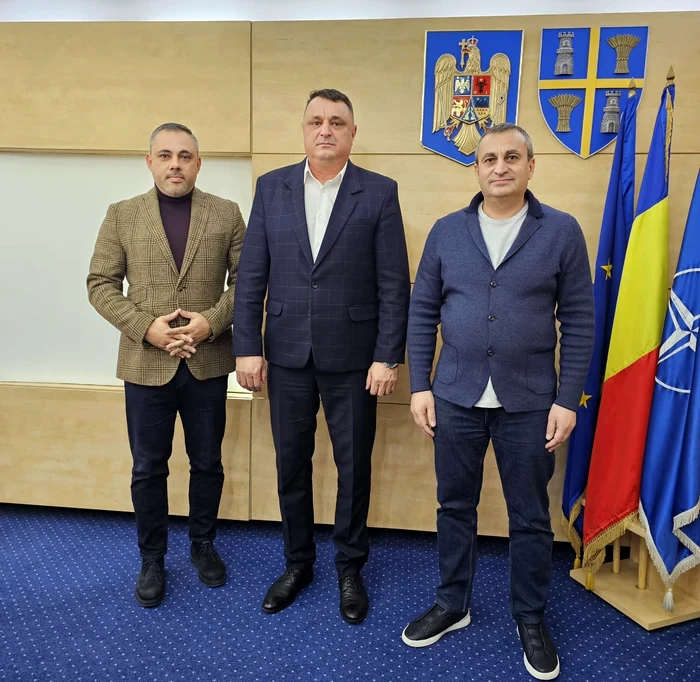 Primarul din Drăgănești-Olt (centru) este doar unul dintre edilii cooptați de PSD FOTO: FB/PSD Olt 