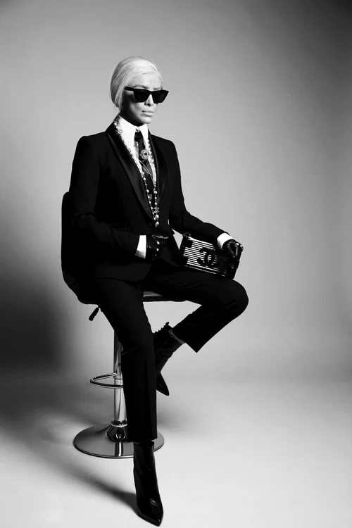 Adelina Pestrițu s-a transformat în Karl Lagerfeld