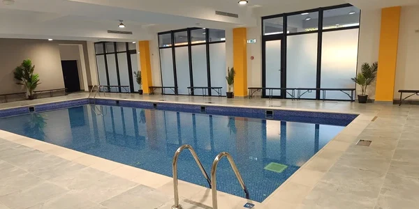 Școala din România care are piscină. FOTO observatorulph.ro