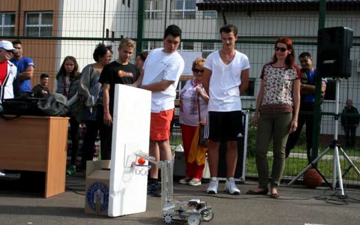 Robotul tinerilor a fost prezentat în cadrul uneo copetiţii de streetball  FOTO: Ştefan Borcea