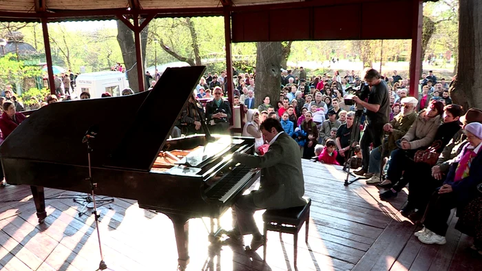 Pianistul Horia Mihail, cântând în Parcul
Herăstrău. Foto: Virgil Oprina