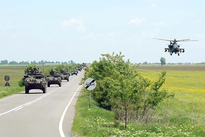 Elicopterele au însoţit convoiul militar