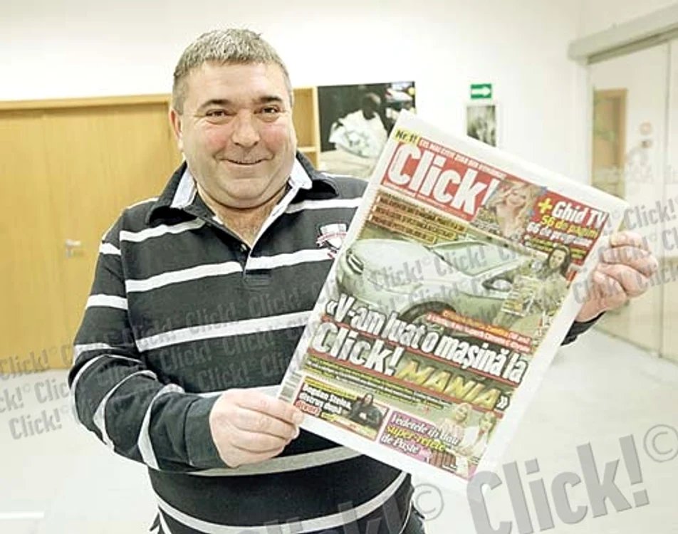 Mihai Toader (10 ani) se bucură  de premiul câştigat de tatăl său (Fotografii: Click!)