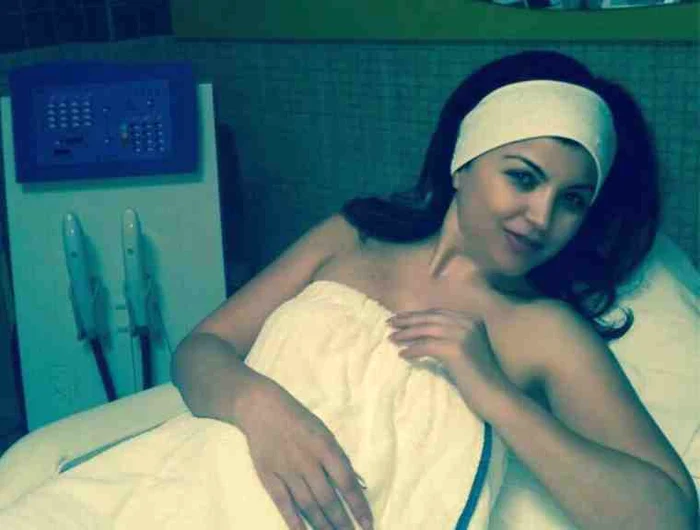 Claudia îşi face tratament minune pentru hidratare şi exfoliere