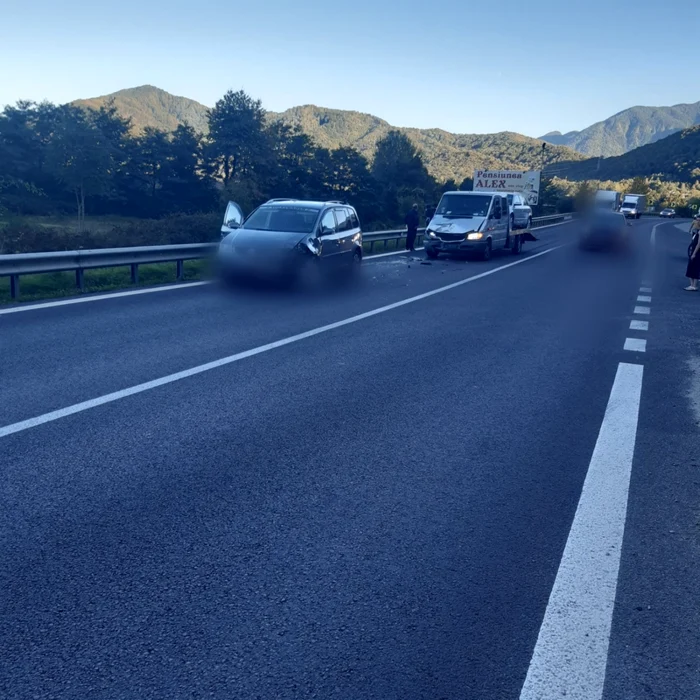 Accident rutier pe Valea Oltului în Cornet - Vâlcea cu trei autoturisme cinci persoane implicate şi un copil de 10 ani rănit Foto Adevărul