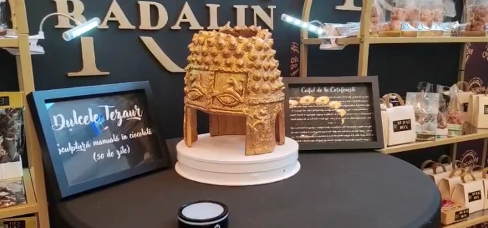 Coiful din ciocolată cu foiță de aur e creația Daliei Păduraru foto: Facebook