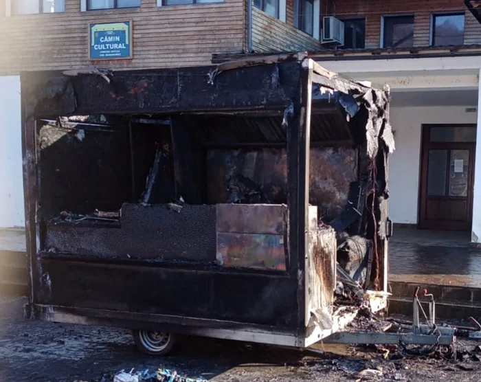 Rulota fast-food a fost distrusă în urma exploziei FOTO ISU Maramureș