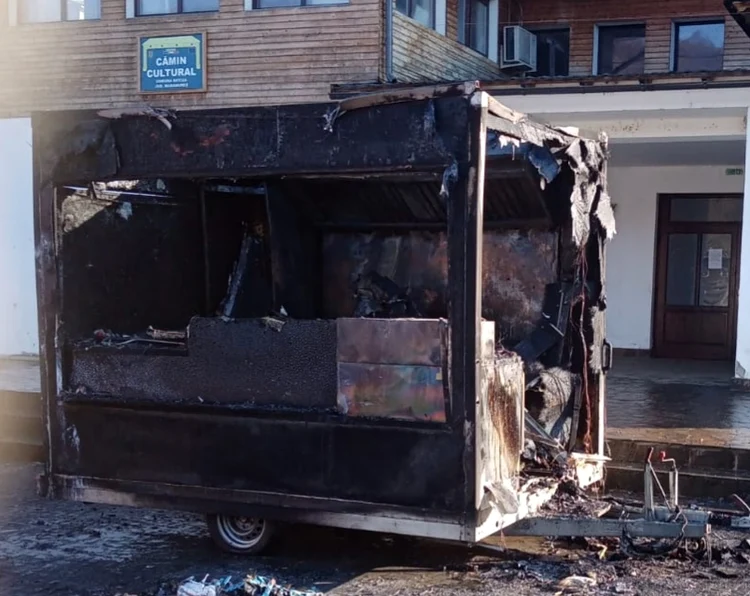 Rulota fast-food a fost distrusă în urma exploziei FOTO ISU Maramureș