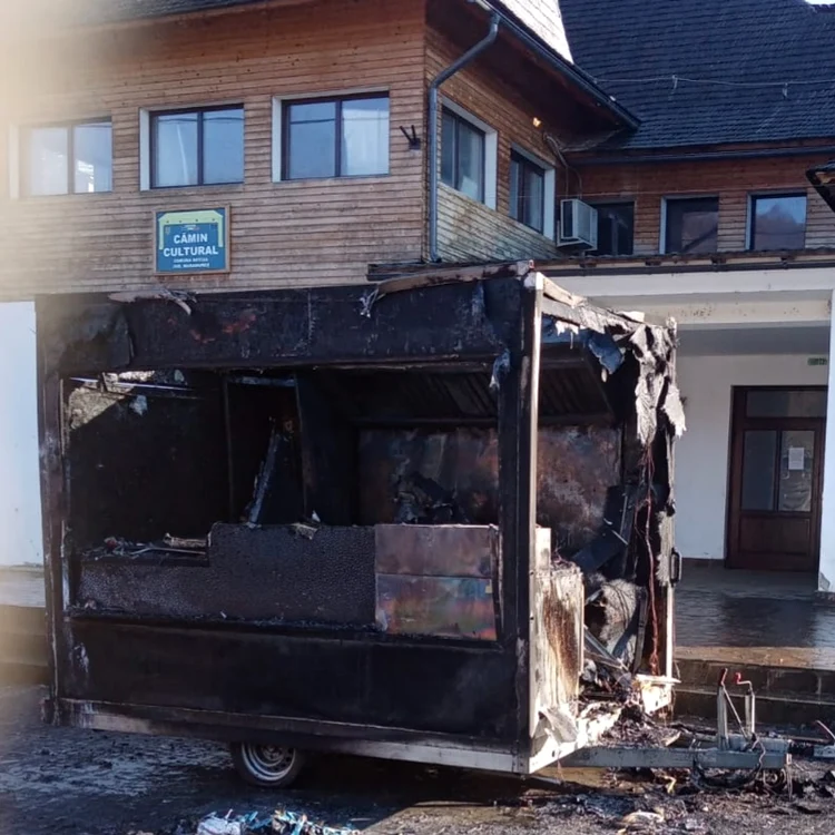 Rulota fast-food a ars în urma exploziei  FOTO ISU Maramureș