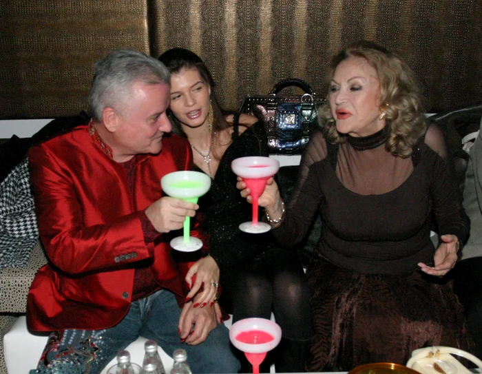 
    Alături de Adina Buzatu şi Cătălin Botezatufoto: Click!  