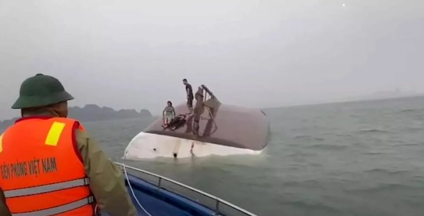 Ambarcațiune cu 53 de pasageri s-a răsturnat în Vietnam Foto: X