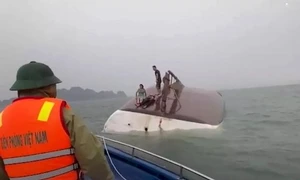 Ambarcațiune răsturnată în VIetnam Foto X jpg