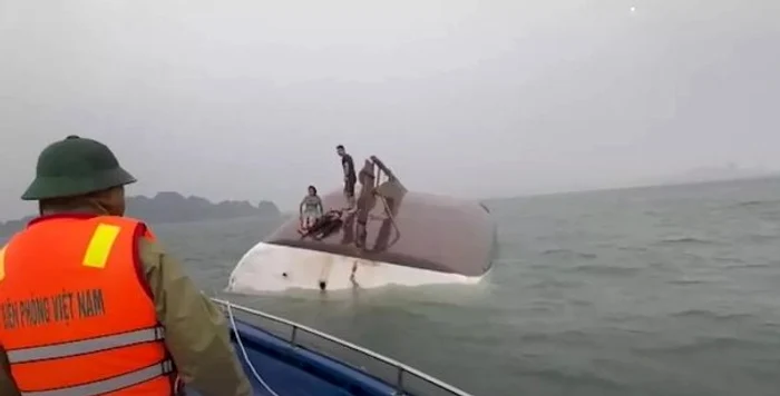 Ambarcațiune cu 53 de pasageri s-a răsturnat în Vietnam Foto: X