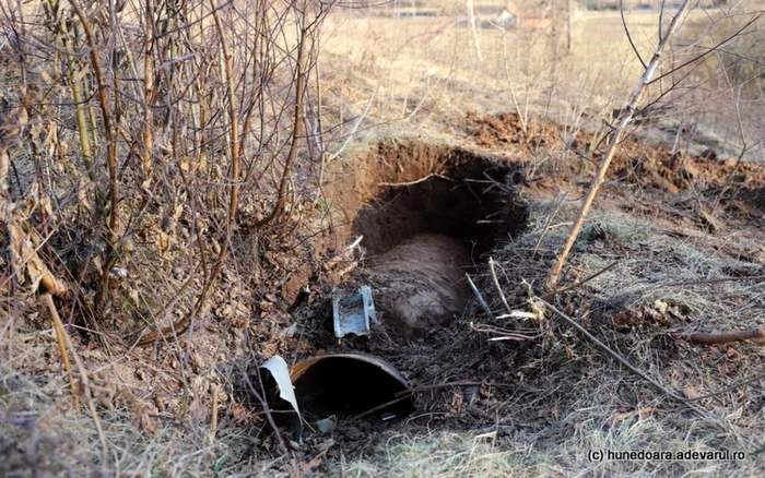 Rămăşiţele unei rachete, scoase la iveală la câţiva kilometri de Vadu Dobrii. Foto: Daniel Guţă.ADEVĂRUL