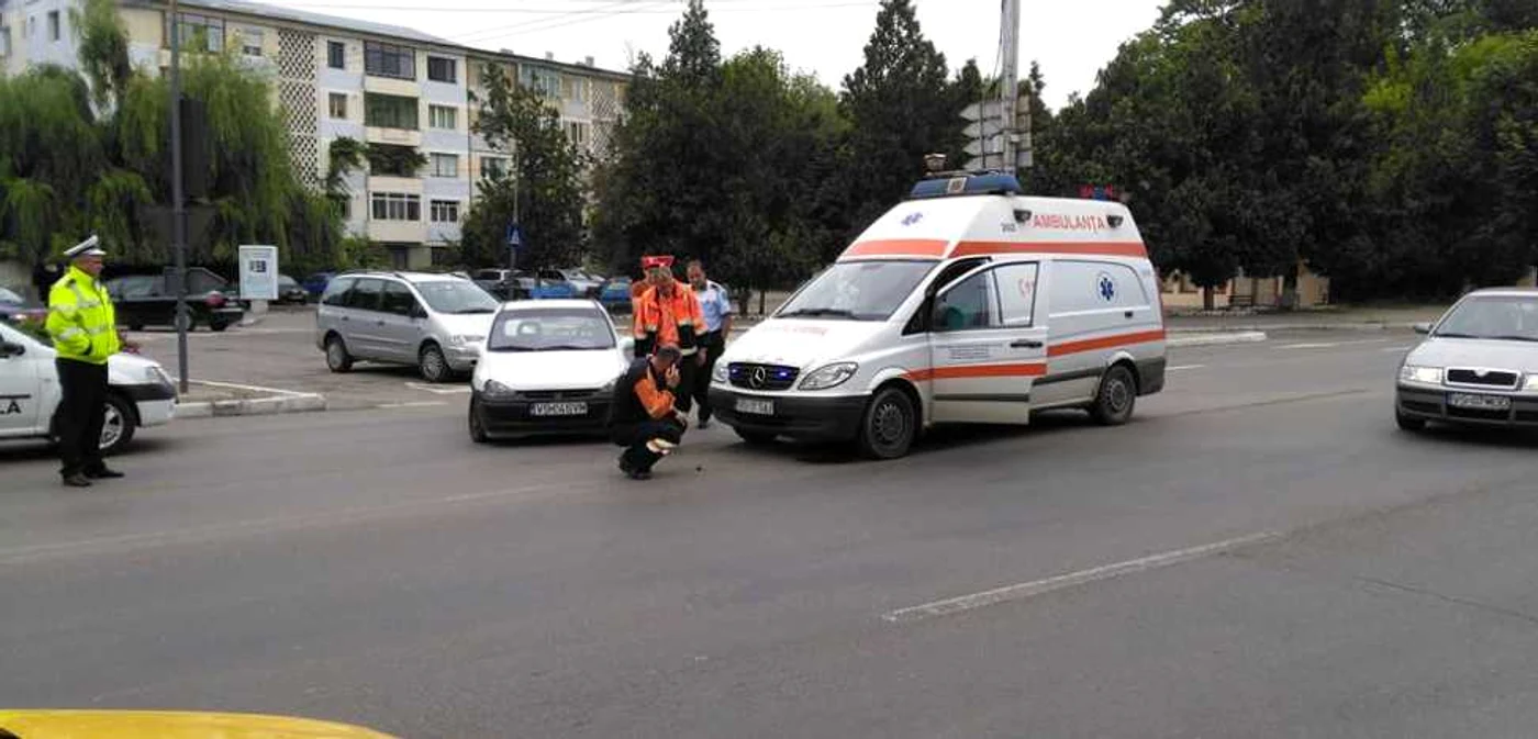 Ambulanţa implicată în accident FOTO Facebook / Cezar Vieru
