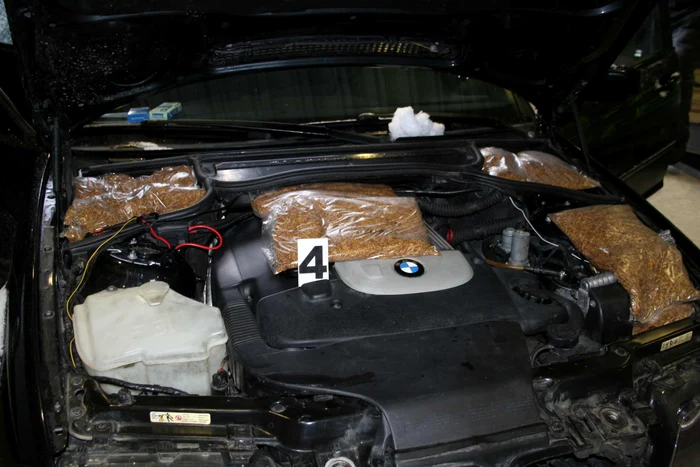 Cetăţeanul maghiar a fost prins cu 35 de kilograme de tutun ascunse în maşină