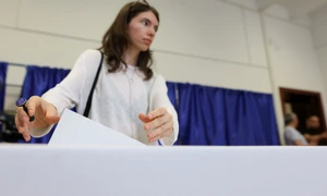 Tânără punând buetinul de vot în urnă   INQUAM Photos George Calin jpg