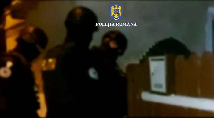 Polițiștii au descins la domiciliile proxeneților. SURSA Captură video IPJ Buzău