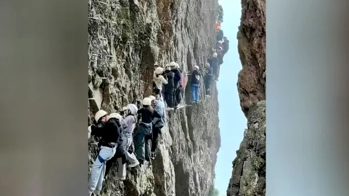 Imaginile cu alpiniștii atârnând de marginea stâncii au ajuns virale / foto: captura youtube