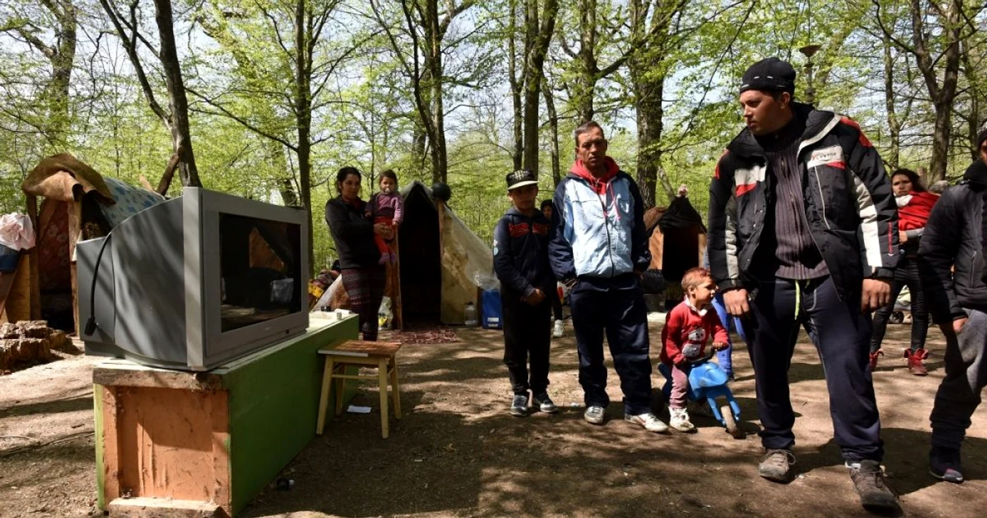 În mijlocul taberei oamenii şi-au amplasat televizorul legat la un DVD player şi la un generator de electricitate FOTO Traian Deleanu