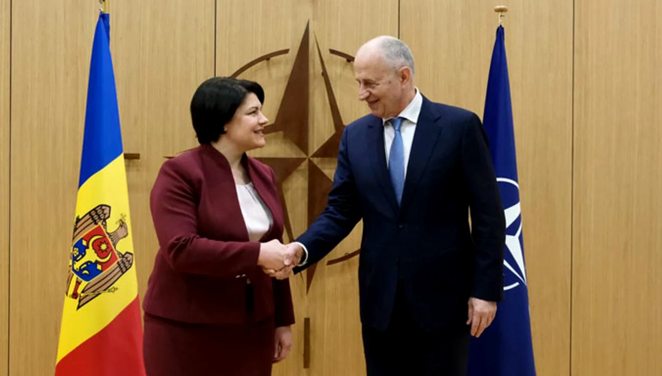 Mircea Geoană și Natalia Gavrilița s-au întâlnit la sediul NATO. FOTO: Nato.int
