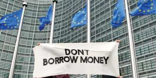 Pe lângă celelalte probleme, băncile se confruntă acum şi cu un val de proteste faţă de întregul sistem