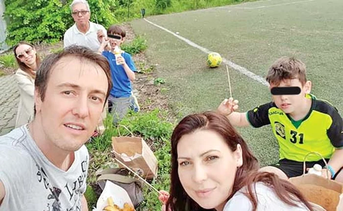 
    Călin, Angi și fiul lor, Davin (dreapta),  au făcut un picnic cu prietenii din Italia  