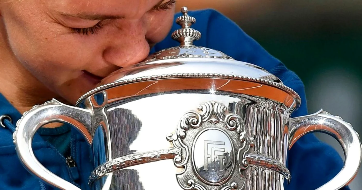Simonna Halep cu trofeul de la Roland Garros. Foto: Simona Halep via Facebook