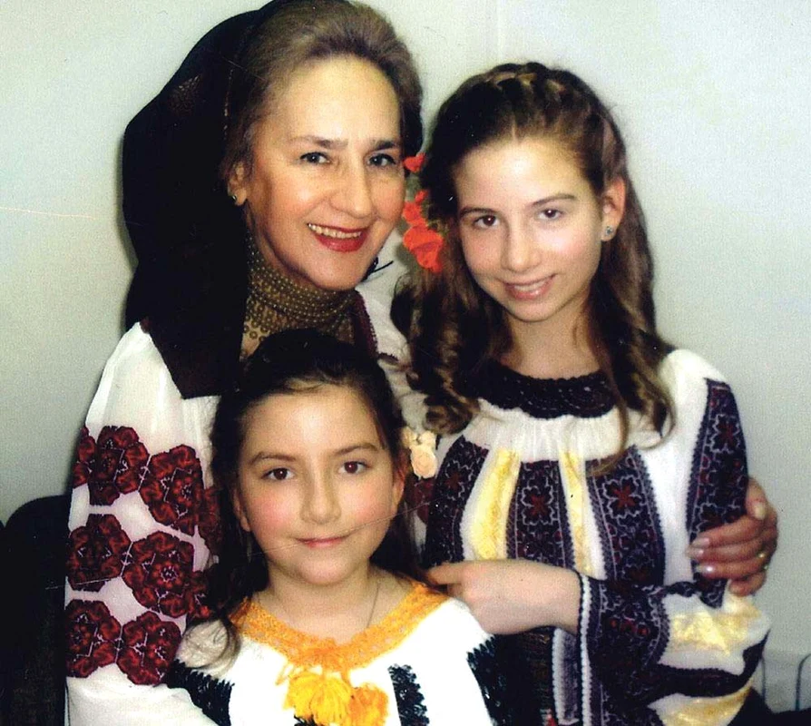Sofia Vicoveanca, alături de cele două nepoate. Sursa foto: arhivă