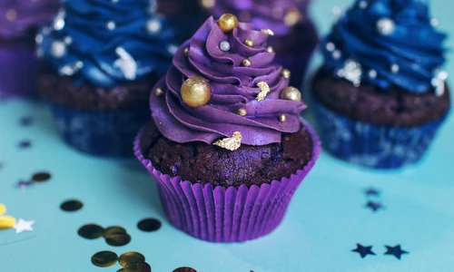 Briose cu crema de afine  Sursa foto shutterstock 2283490709 jpg