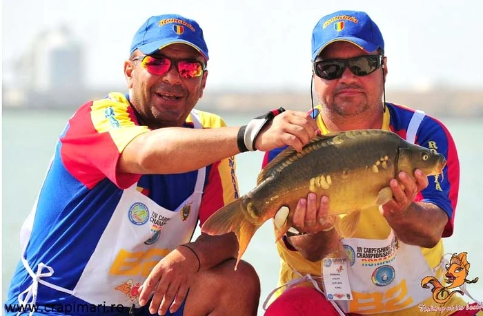 
    Echipa Romaniei si una dintre victimele momite cu "boilies" (foto worldcarp2012.com)  