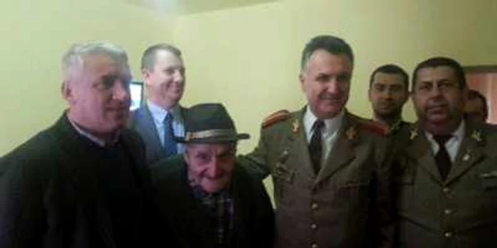 Veteran de război, felicitat de autorităţi şi armată la împlinirea unui secol de viaţă