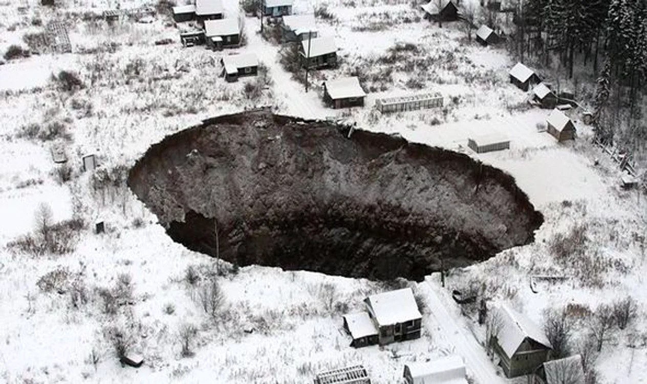 
    Groapa din Solikamsk e din ce în ce mai mareFoto: Twitter  