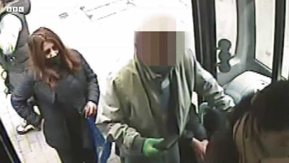 Cum acționează hoții de buzunare din Anglia. Metoda care le lasă pe victime fără bani exact când ies din bancă VIDEO