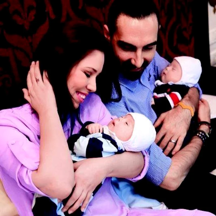 
    Cristina, soțul său și cei doi copii ai lorFoto: arhivă personală  