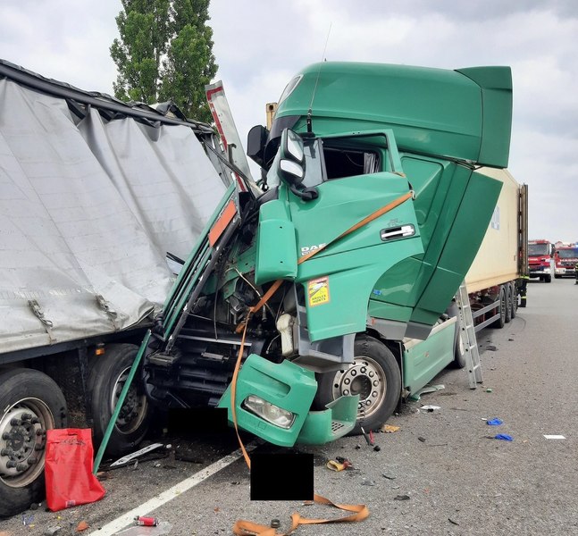 TIR românesc, implicat într-un accident grav în Ungaria, cu alte două autocamioane. Şoferul a rămas încarcerat, iar pasagera sa a murit 