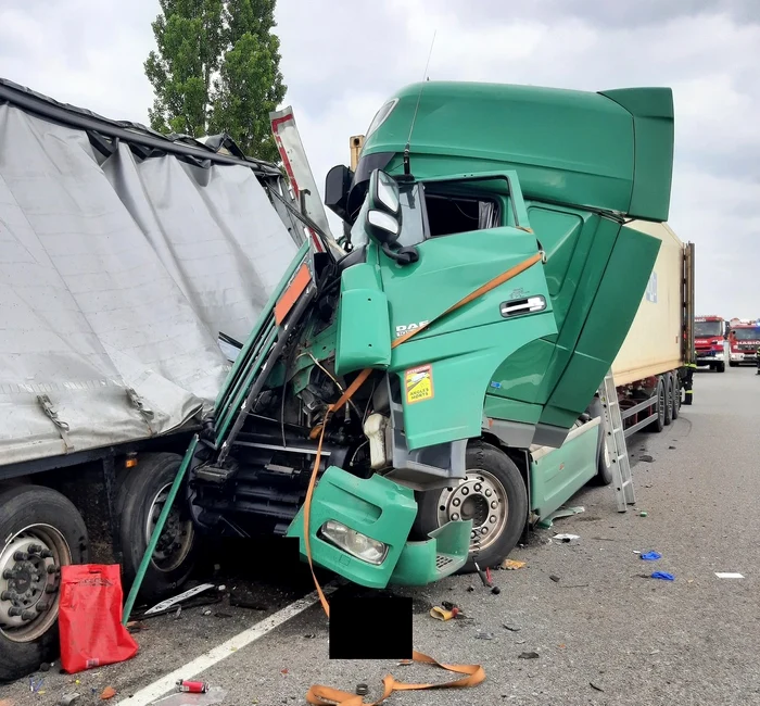 TIR românesc, implicat într-un accident grav în Ungaria, cu alte două autocamioane. Şoferul a rămas încarcerat, iar pasagera sa a murit