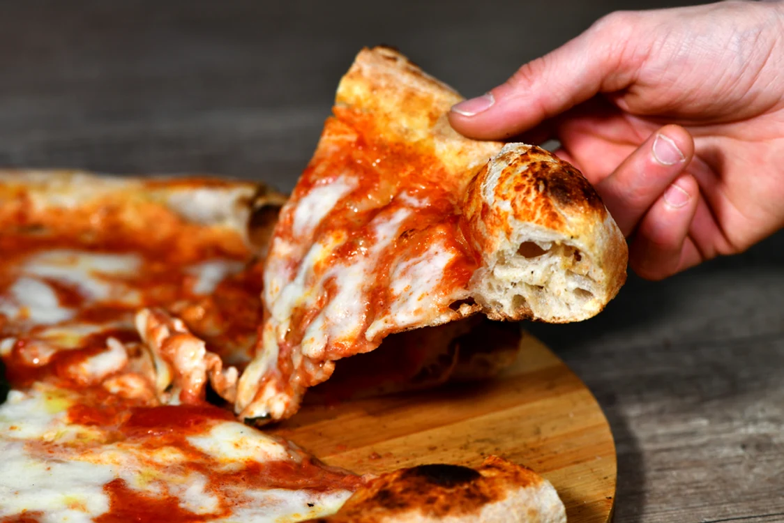 O felie de pizza i-a fost fatală tânărul de 23 de ani