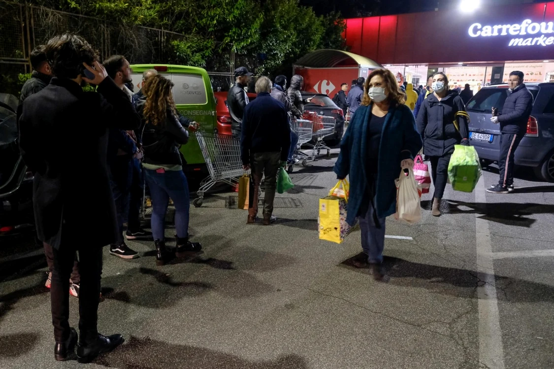 Dacă la începutul perioadei de carantină italienii cumpărau în cantităţi impresionante din magazine, astăzi s-a ajuns ca mulţi să nu-şi mai permită strictul necesar FOTO: EPA-EFE