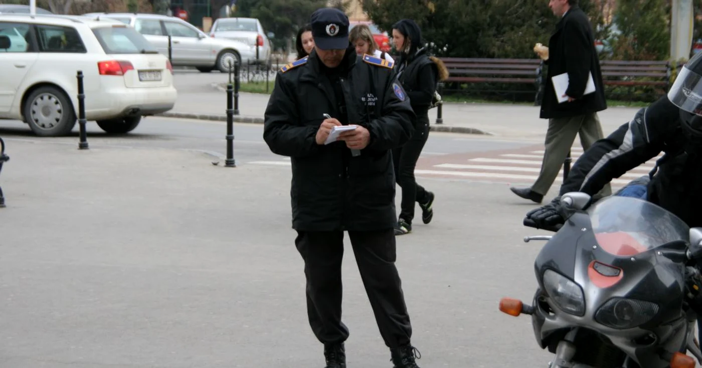 Braşov: A vrut să cumpere îngheţată cu 100 de lei falşi