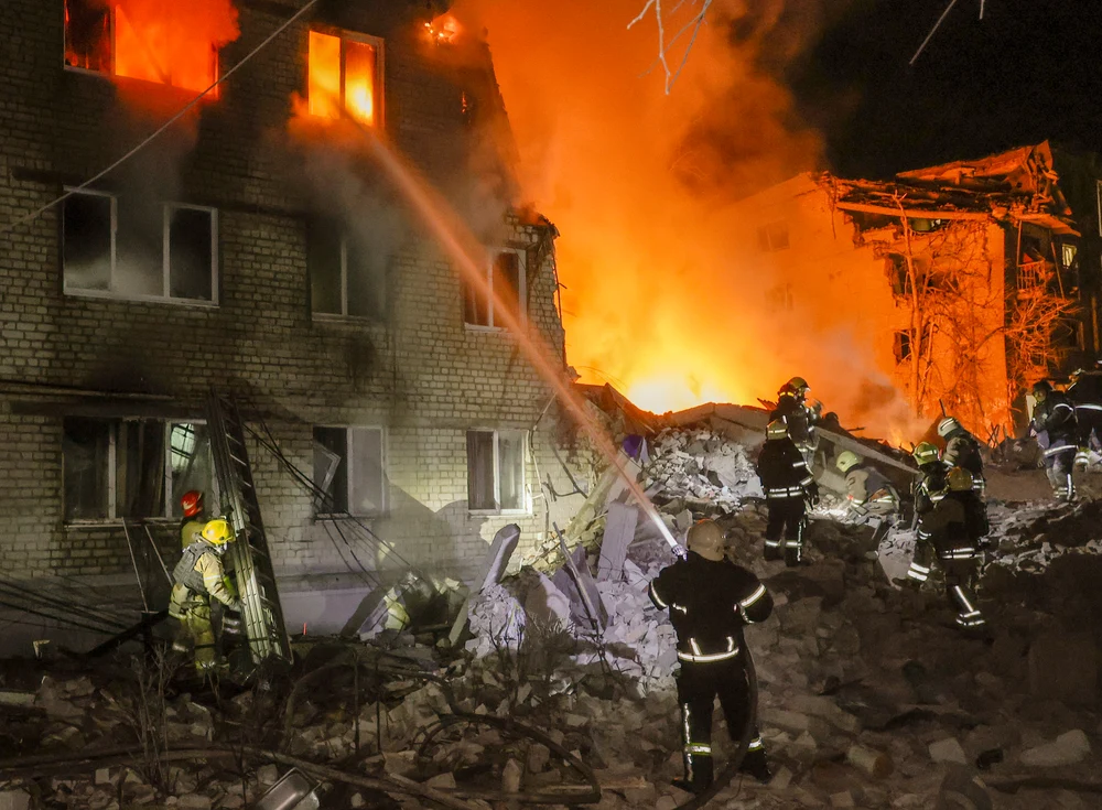 Rusia a lovit orașul Harkov cu noua rachetă balistică Izdeliye-30. Cel puțin 11 morți după atacul asupra unui bloc de apartamente