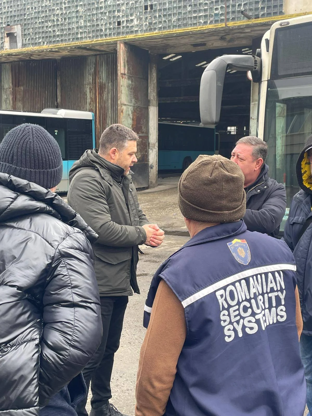 Primarul general, într-o vizită „neanunțată și fără alai” la Autobaza STB Floreasca: „Condițiile sunt execrabile”