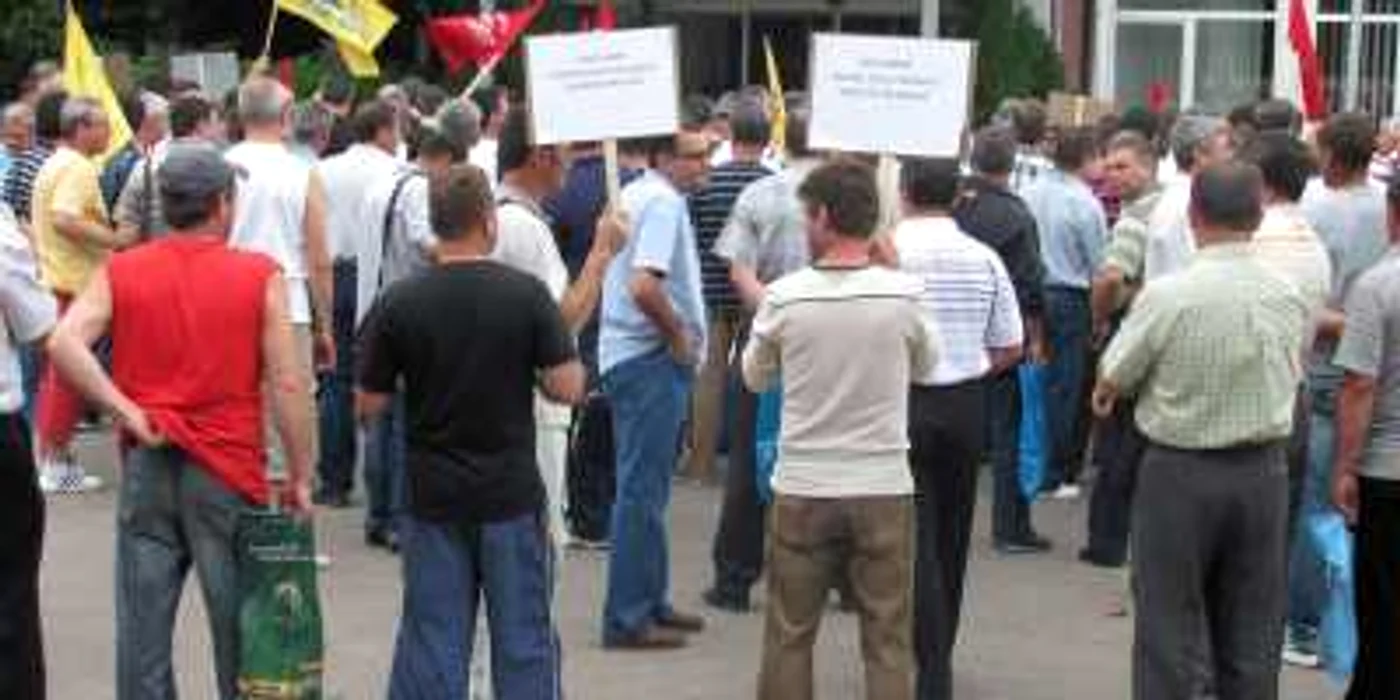 Angajaţii UPETROM ameninţă şi cu alte proteste